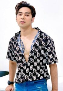 วัชรากร-อัมภวัน-เชิ้ตดำ