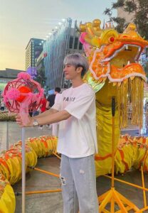 แชมป์-ฉัตรทอง-เสื้อยืดขาว