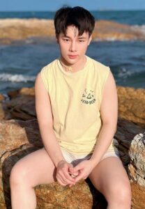 Kornrawut-Poudontong-เสื้อกล้ามดำ