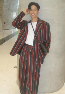 เต-ตะวัน-เสื้อสูท