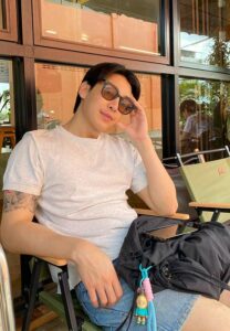 อุ้ม-ทักษกร-นั่งหล่อ