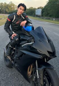 โอม-ภวัต-ดาราขับรถ