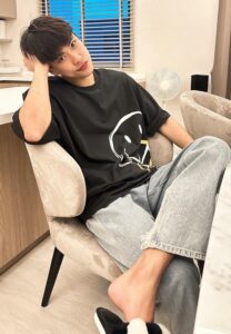 โอม-ภวัต-ดาราเสื้อยืด