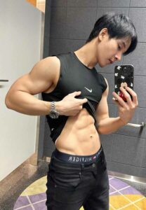 Manatsawee-Pakiriyo-เสื้อกล้ามดำ