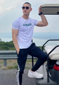 Poom-เสื้อขาว