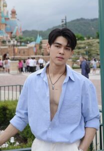 Wanchaloem-Parichatboriboon-เชิ้ตฟ้า