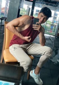 Apiwat-M-Em-เบ่งกล้าม Apiwat-M-Em-เบ่งกล้าม
