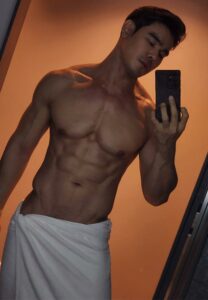 Kaernt-Artius-ถอดเสื้อ