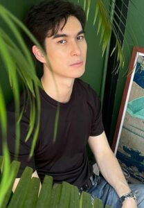 Prach-pratrawi-นักแสดงเสื้อยืดดำ