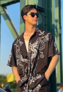 Prach-pratrawi-นักแสดงเสื้อเชิ้ตลาย