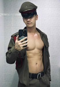 Vladimir-Tanring-เน็ตไอดอลหนุ่มในเครื่องแบบ