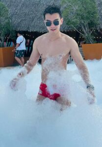 Vladimir-Tanring-เน็ตไอดอลเล่นฟอง