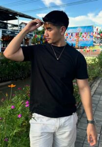 Breeze-เสื้อยืดดำ