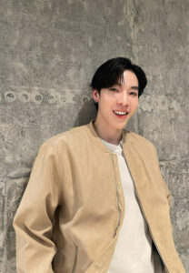 Chinnawat-เสื้อสีครีม