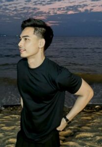 Rachanonth-เสื้อยืดดำ