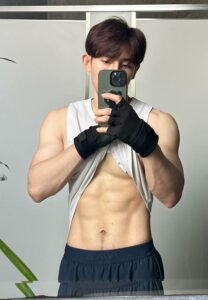 Tyism-Ty-ถอดเสื้อ