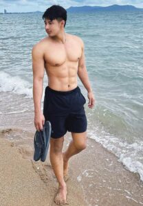 Ben-chunracha-เดินริมทะเล