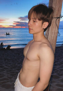 Thanannat-ถอดเสื้อ