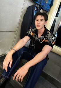 Wtnut-เสื้อดำ