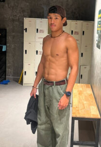 Nick-Narawit-หมวกน้ำตาล