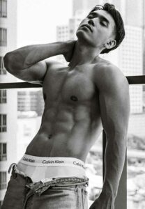 Chanin-Janthawong-ขาวดำ