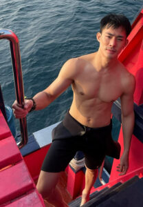 Dyu-ถอดเสื้อ