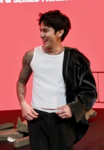 Apisit-Sangming-เสื้อกล้ามขาว