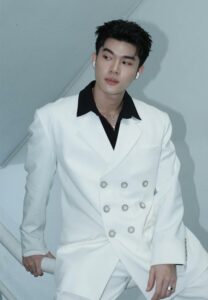 Thanut-jiraratchakit-เสื้อสูทขาว