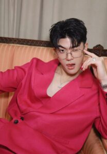 Thanut-jiraratchakit--เสื้อสูทแดง