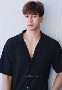 Peach-Nakprasit-เสื้อดำ