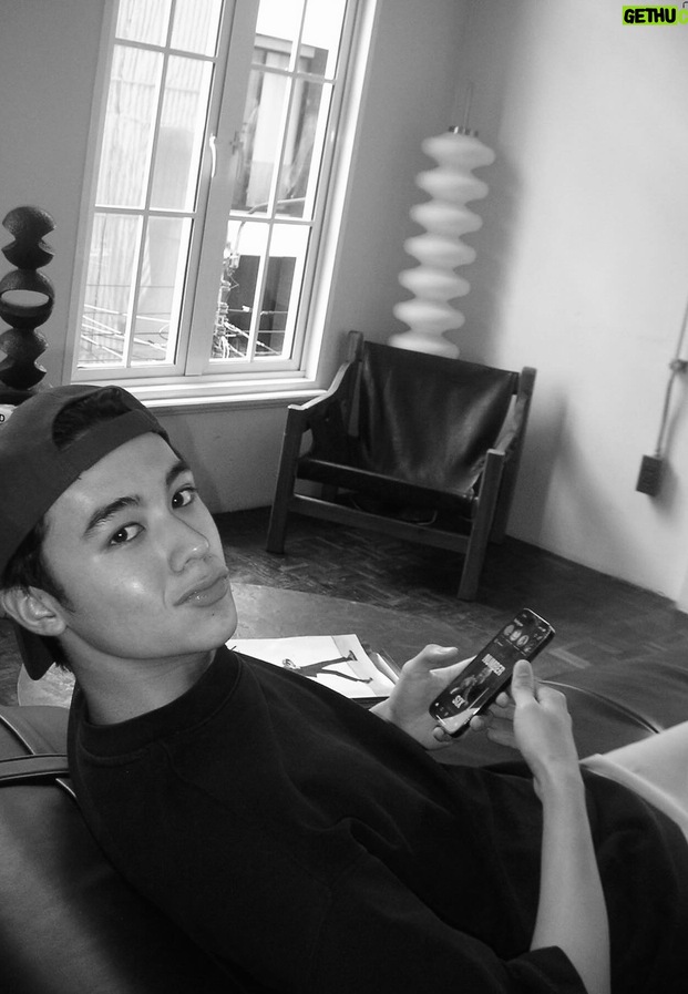 Anthony Buisseret ภาพครึ่งตัวลุคหล่อ ภาพที่ 1