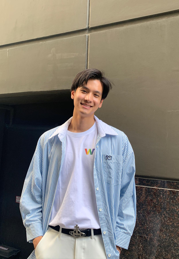 เฟรนด์ พีระกฤตย์ ลุคสบาย ๆ เสื้อเชิ้ตสีฟ้า