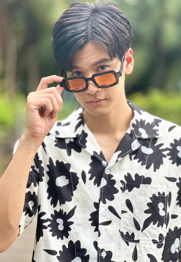 เฟรนด์ พีระกฤตย์ สวมเสื้อลายขาวดำกลางแจ้ง