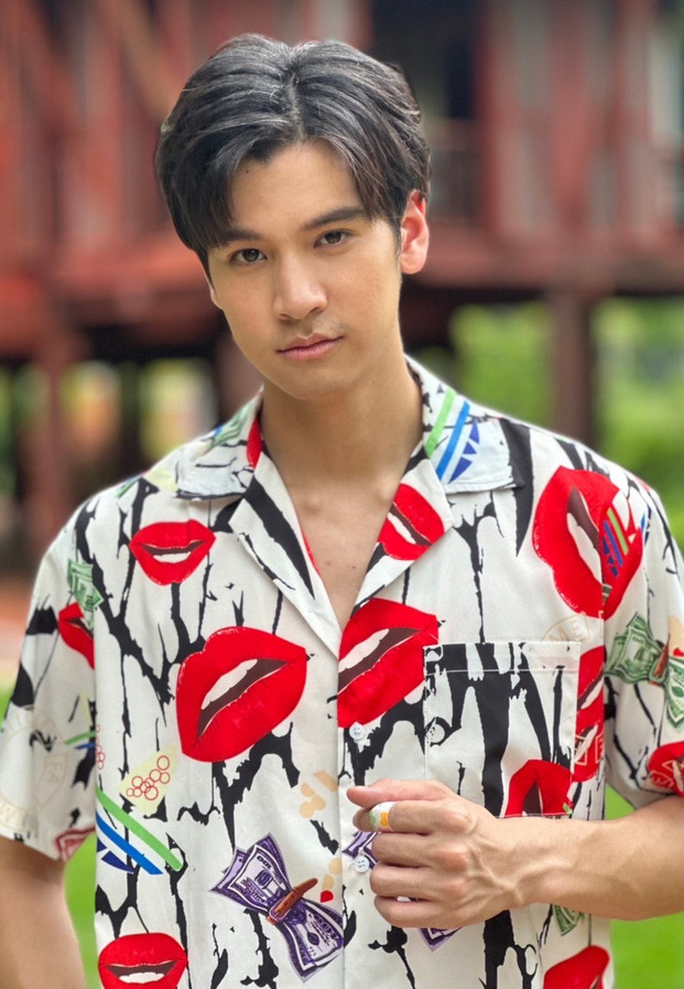เฟรนด์ พีระกฤตย์ เสื้อเชิ้ตลายสีแดง มองกล้อง
