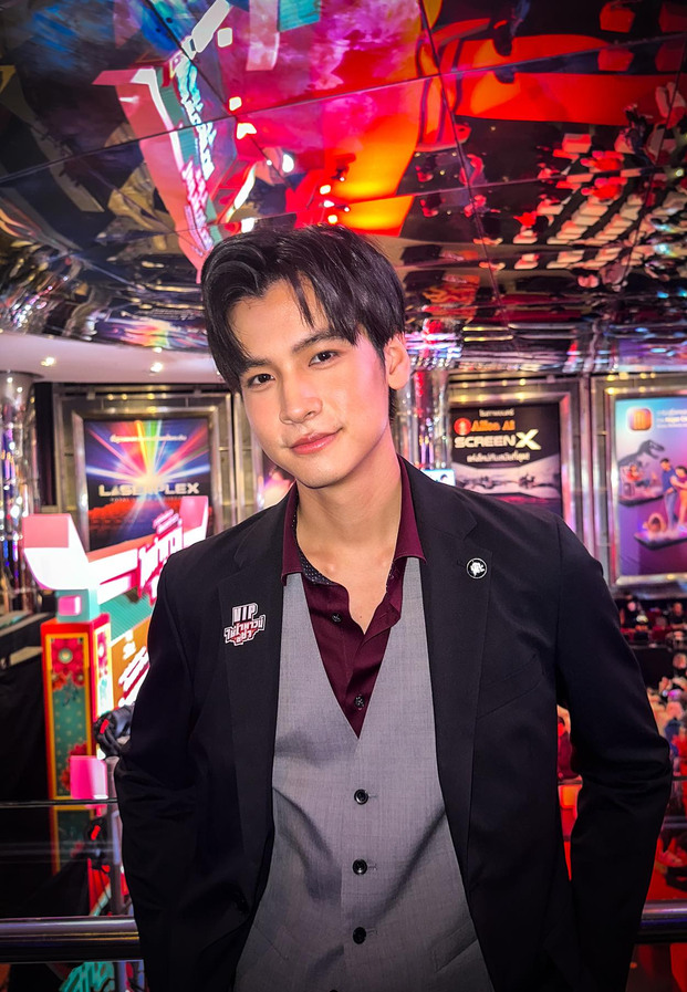 เฟรนด์ พีระกฤตย์ ลุคทางการในงานอีเวนต์