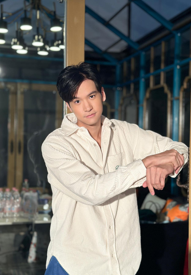 เฟรนด์ พีระกฤตย์ สวมเชิ้ตสีขาวโพสท่า