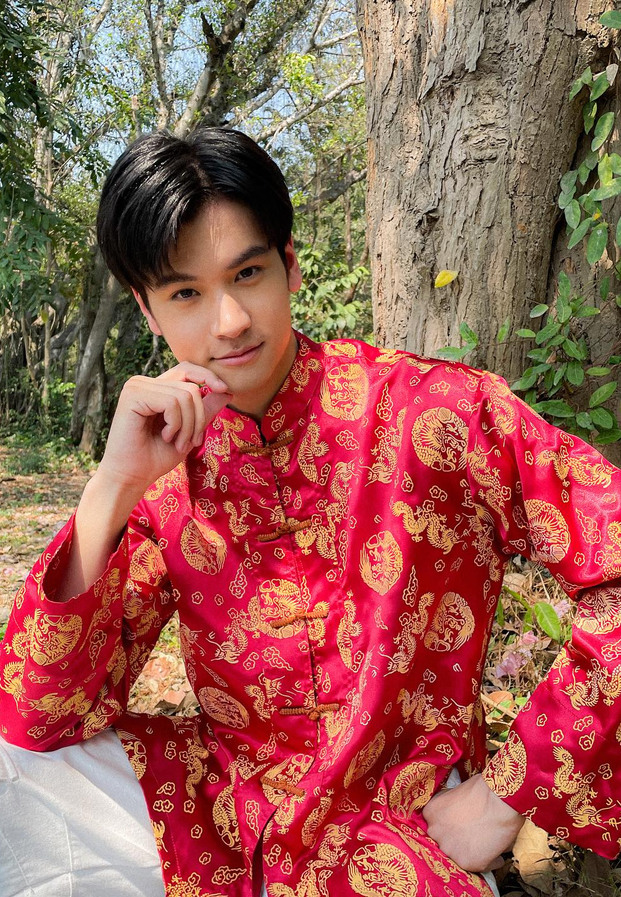 เฟรนด์ พีระกฤตย์ สวมเสื้อสีแดงลวดลายสดใส