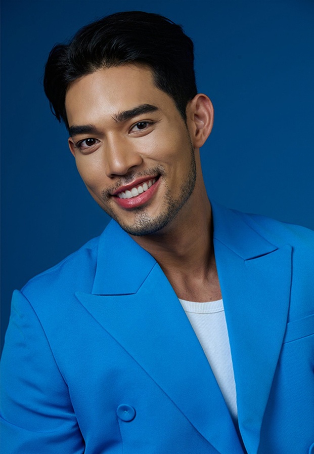 ชลวิศว์ วงศ์ศรีวอ ในชุดสูทสีรอยัลบลู ถ่ายทอดลุคสมาร์ตและความสดใสมีเสน่ห์